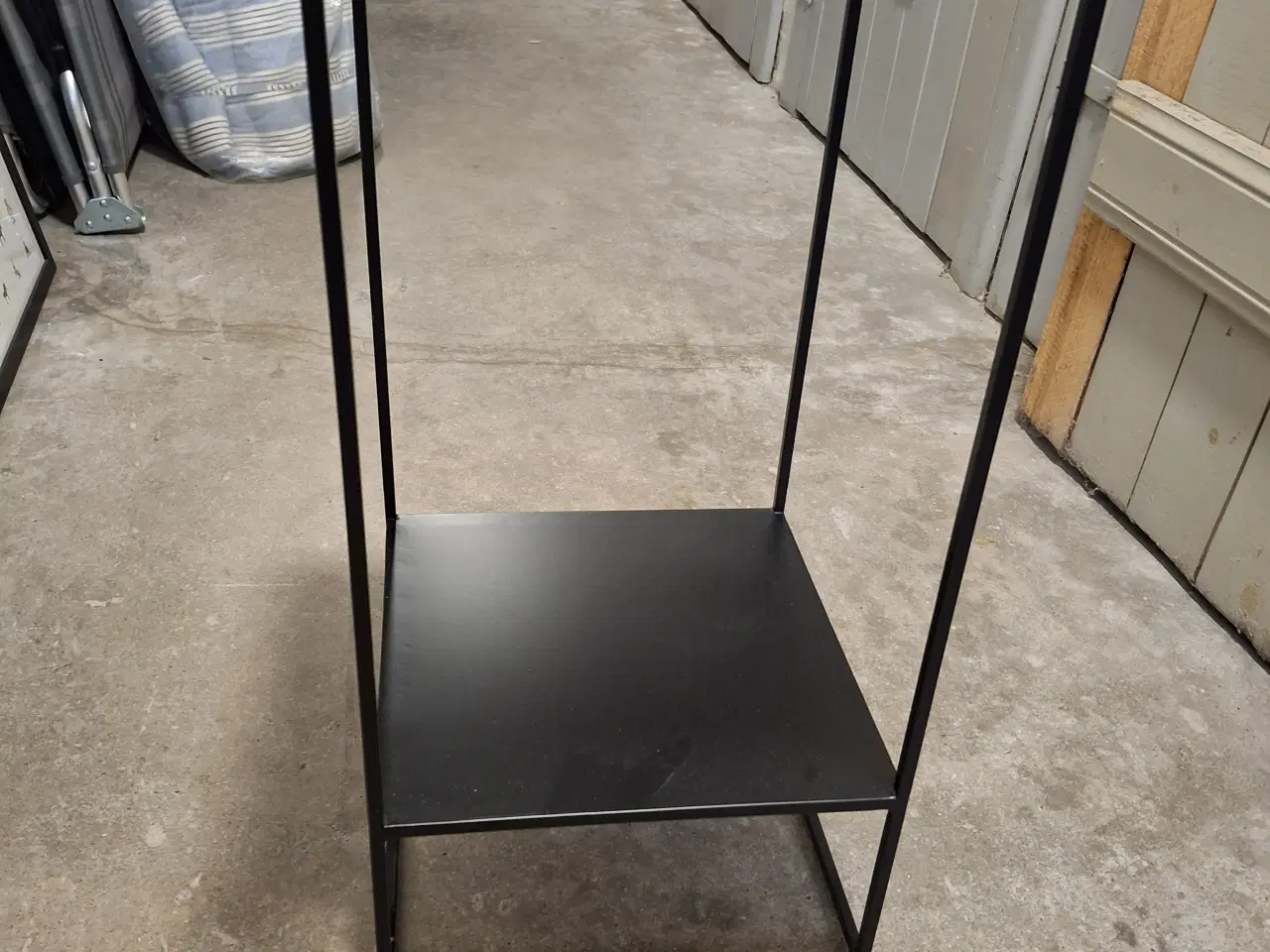 Billede 1 - Piedestal/lille bord med hylde i sortlakeret stål