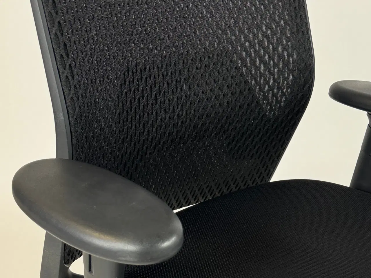 Billede 8 - Vitra ID Mesh Kontorstol – Sort m. Armlæn