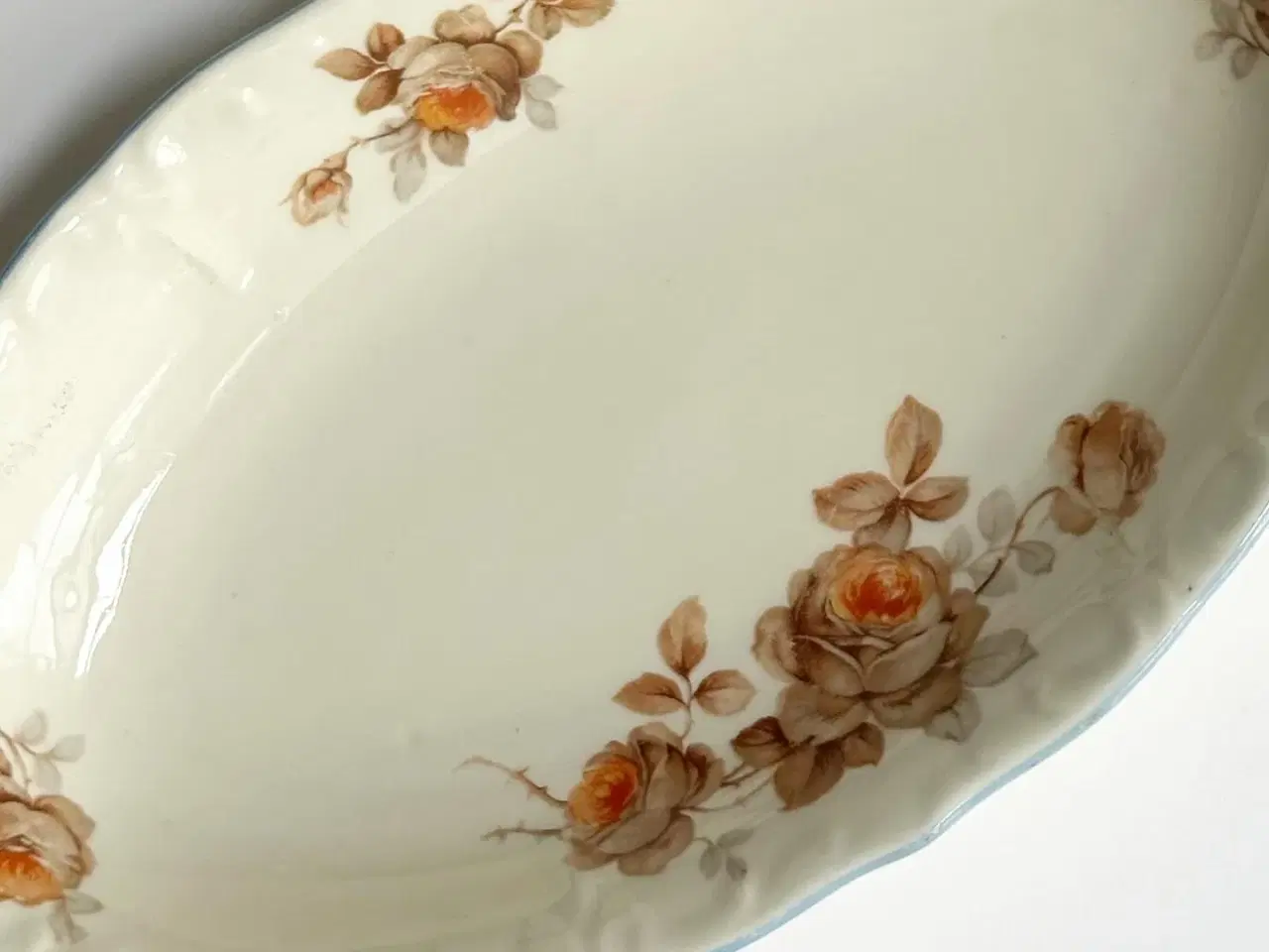 Billede 3 - Lille fad, creme m orange blomster og blå kant