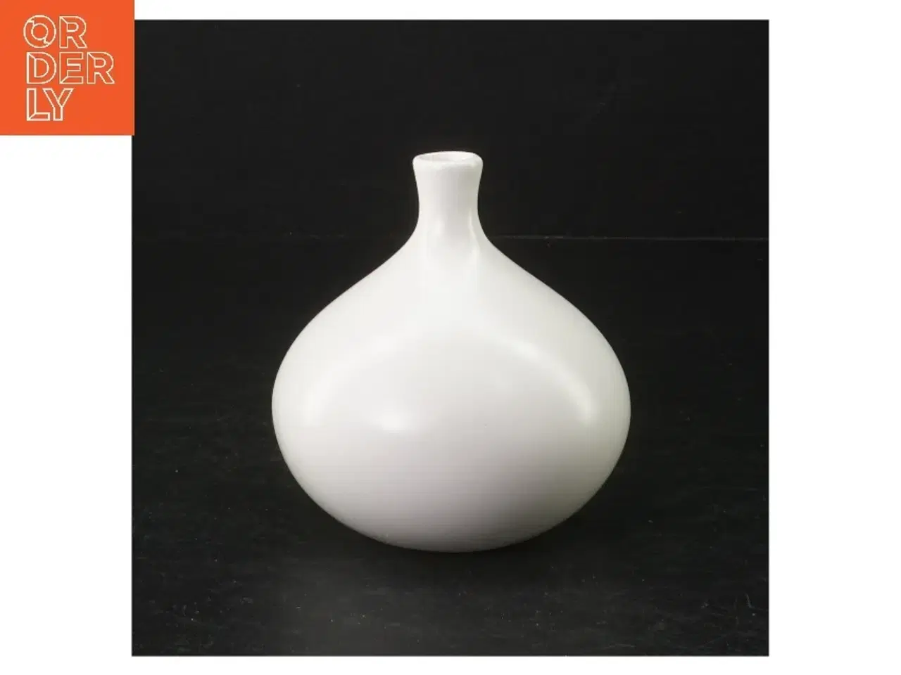 Billede 2 - Hvid vase med orange detalje fra Speedtsberg (str. 10 cm ø. 10,5 cm)