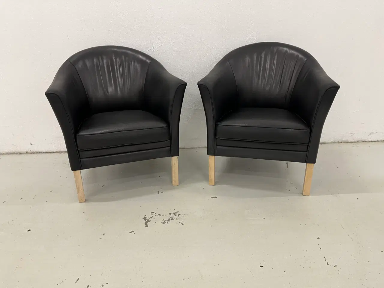 Billede 2 - 2 Mogens Hansen MH80 stole i sort premium læder.