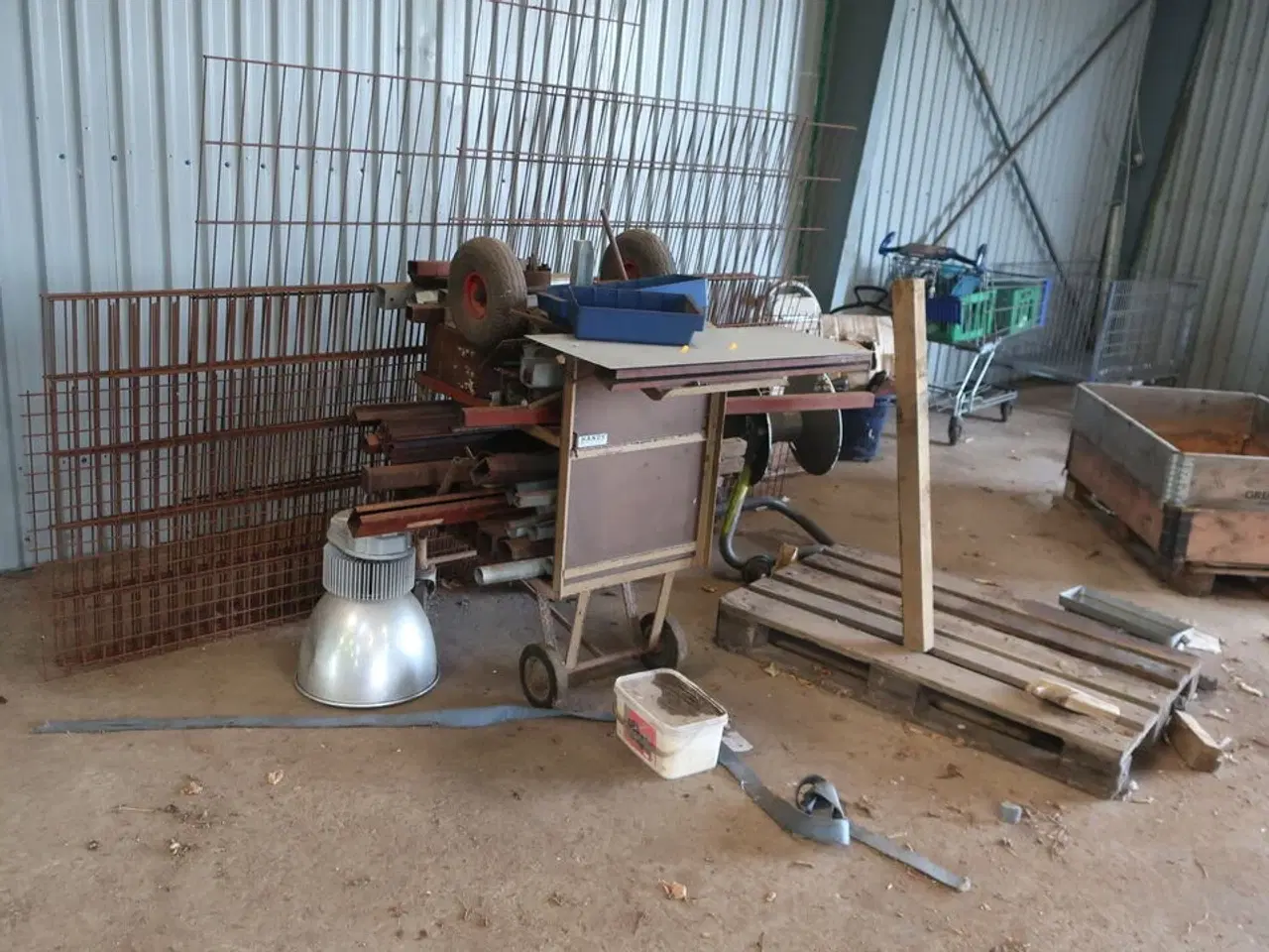 Billede 25 - 2 stk. rullebukke, paller, reoler, reservedele, værktøj, stiger m.m.