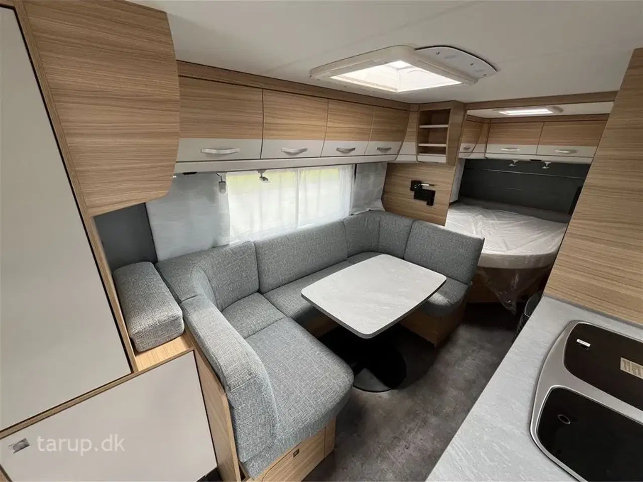 Billede 6 - 2023 - Dethleffs Camper 560 FMK    Kan opvejes til totalvægt 2000 kg. Dobbeltsengs- og køjevogn, rundsidde-gruppe, Truma varme, 3-trins el-gulv-varme, stort kølesk.