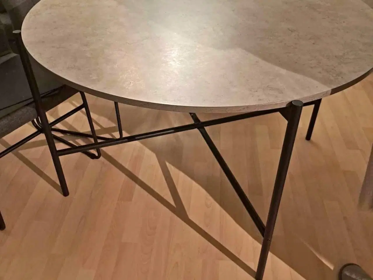 Billede 2 - Fedt rundt spisebord