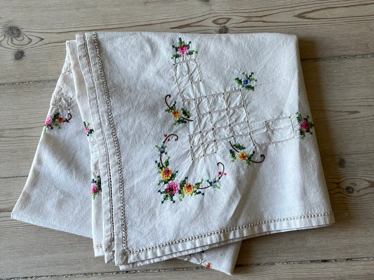 Billede 1 - Dug med broderi