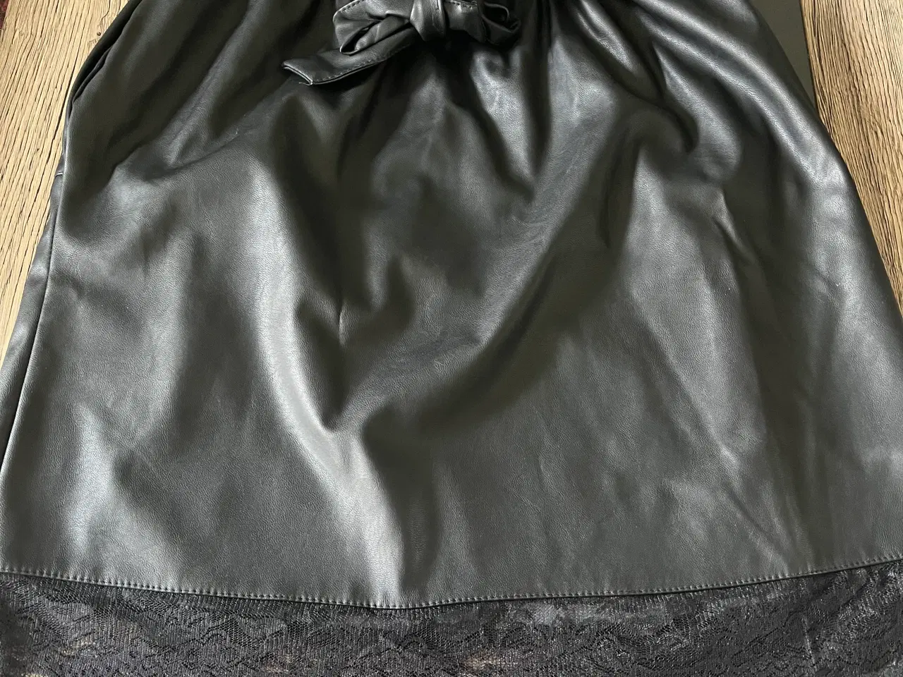 Billede 1 - Nederdel i læderlook ny str Xl sælges