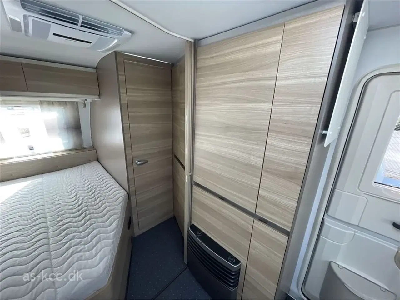 Billede 5 - 2015 - Adria Altea 472 PU   Adria Altea 472 PU årgang 2015.XT mover, Markise med sider, Air Con, Sun Shine uden front, Isabella Commodore 3 m telt, Cosy Corner.