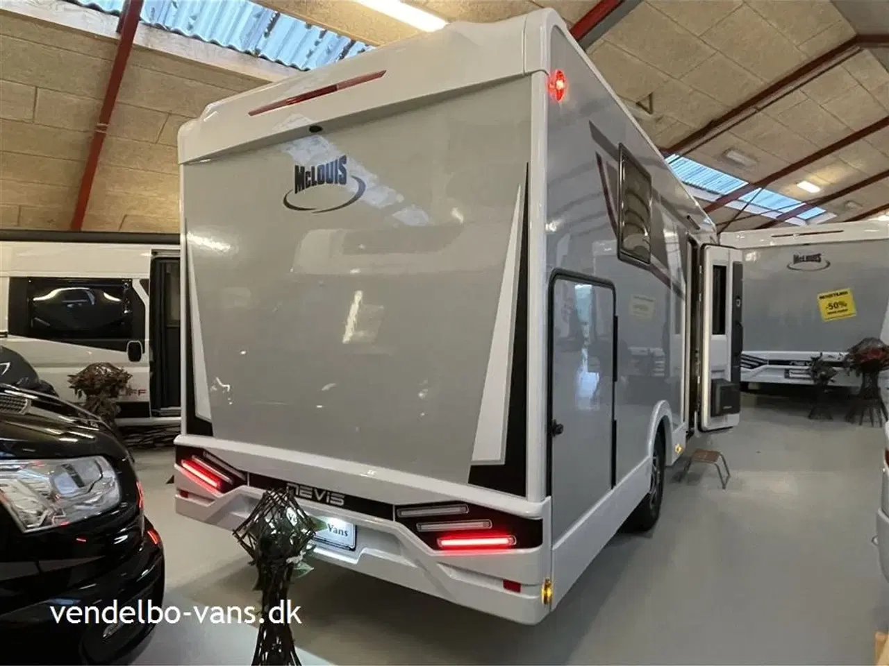 Billede 4 - 2026 - McLouis Nevis Lounge og stor højdejusterbar dobbeltseng bag + dobbeltseng foran