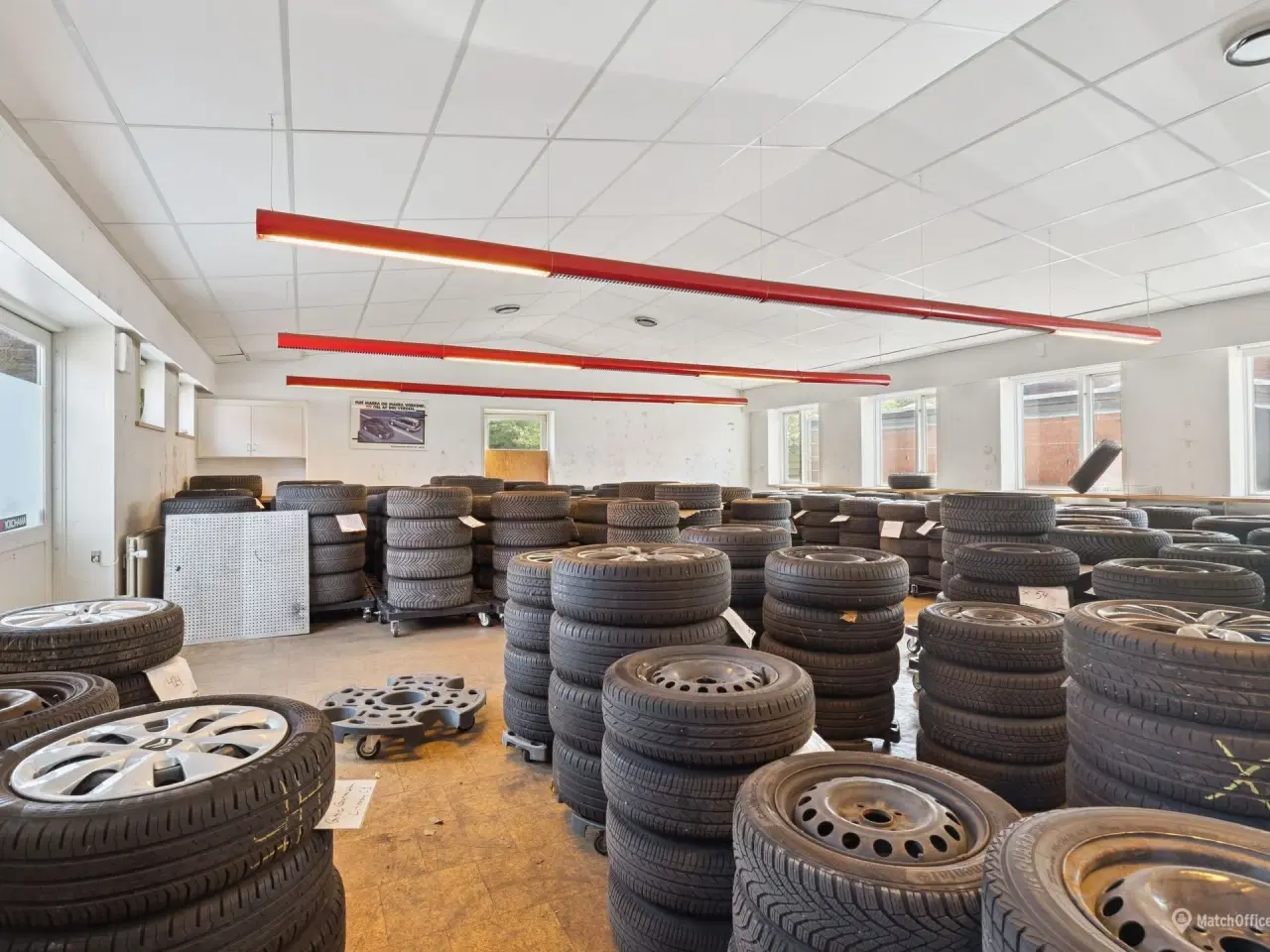 Billede 8 - 3 lejemål til lager. showroom, behandling, kontor m.m. Biladgang til lager –Skiltemulighed mod Grønnevej