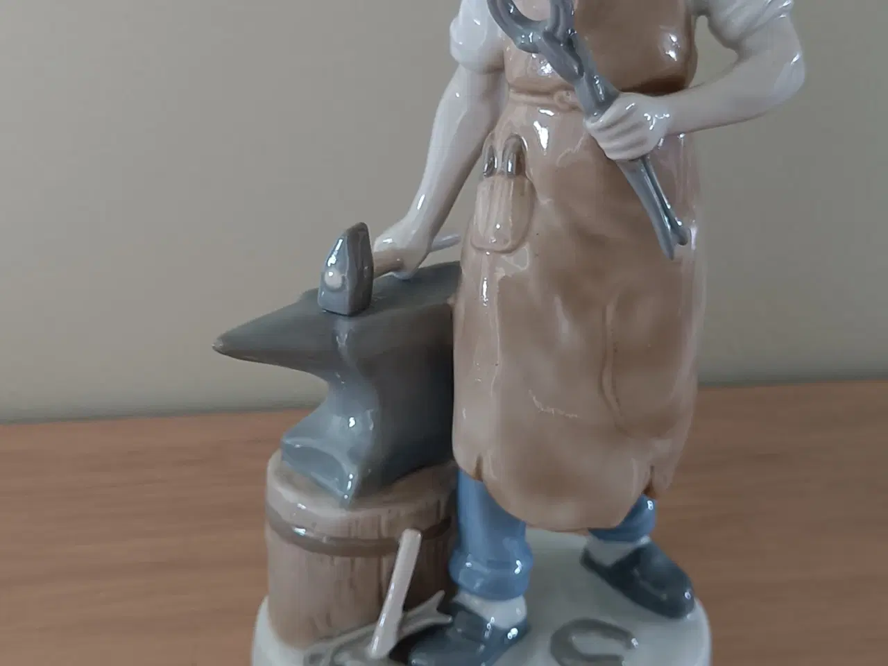 Billede 1 - Porcelænsfigur af smed 