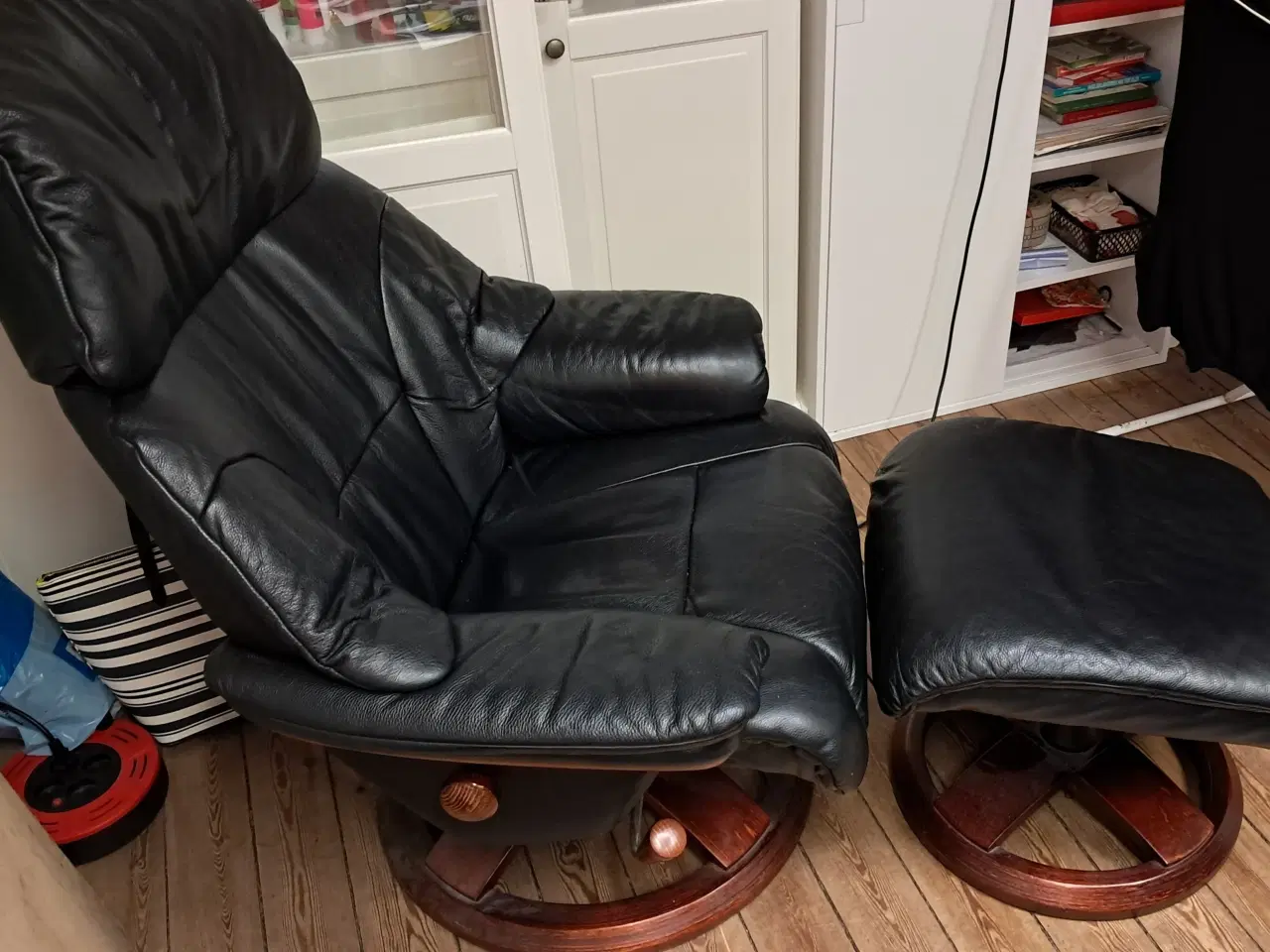 Billede 2 - BD Lænestol af sort læder med træfod