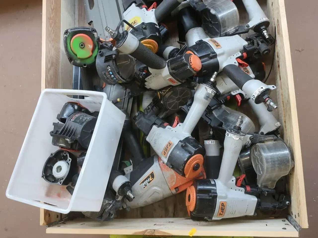 Billede 2 - Indhold på palle, trykluftpistoler defekte