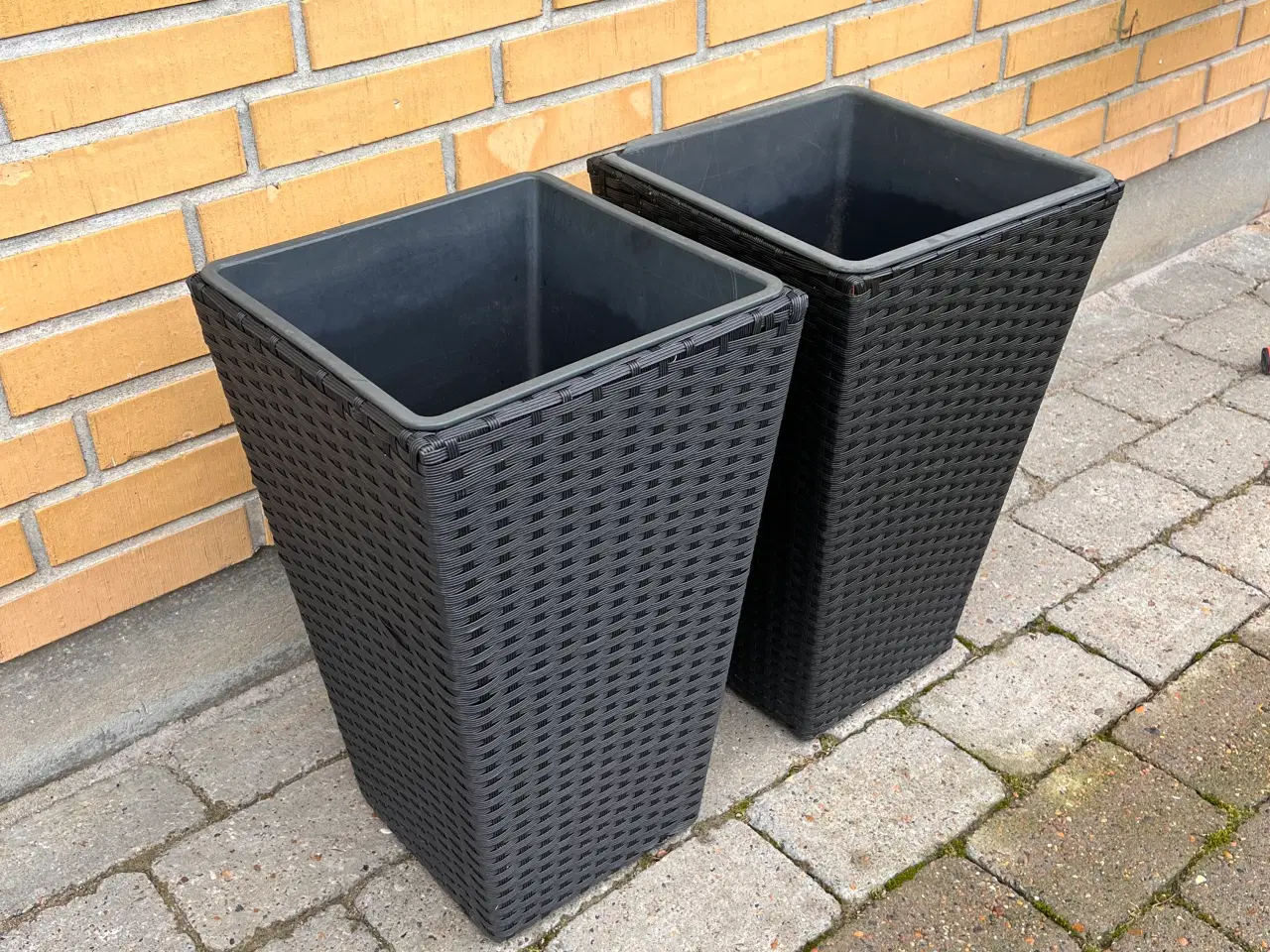 Billede 2 - 2stk. Firkantede krukker i polyraton