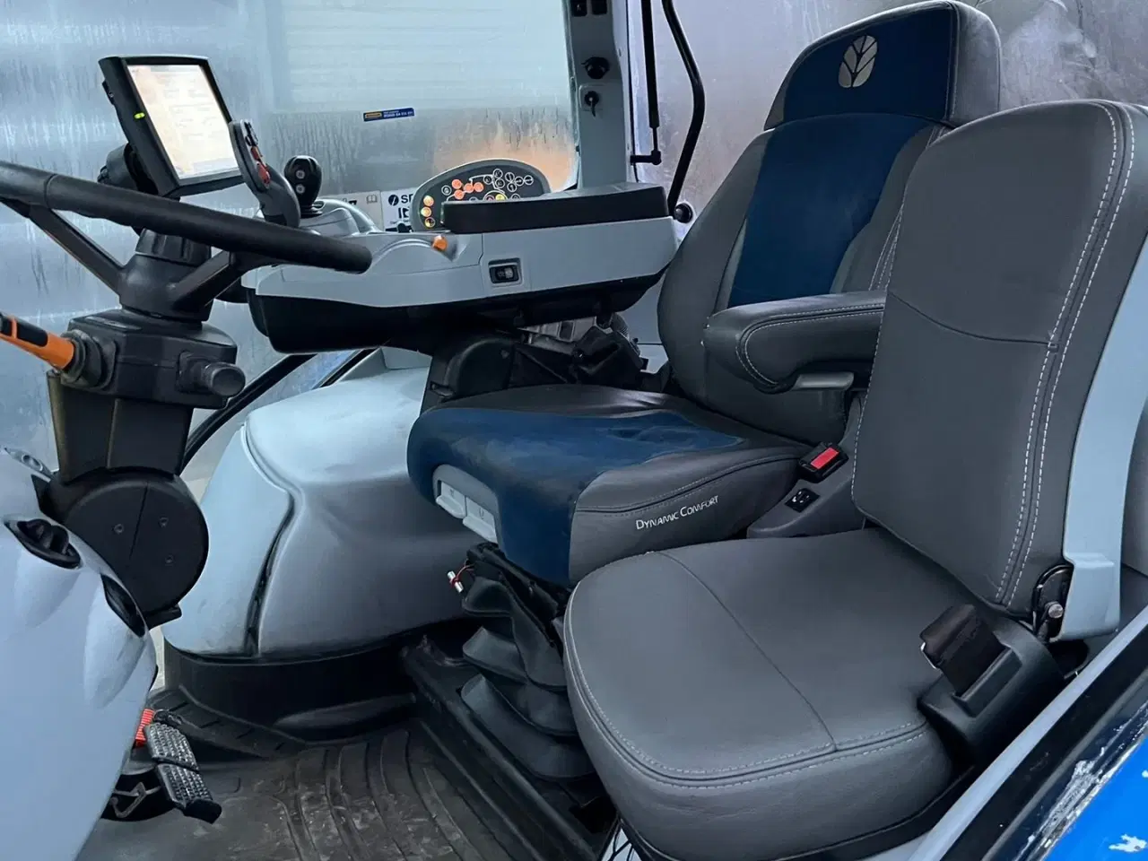 Billede 5 - New Holland T7.230 Autocommand med frontlift og nye bagdæk er lige monteret på den.