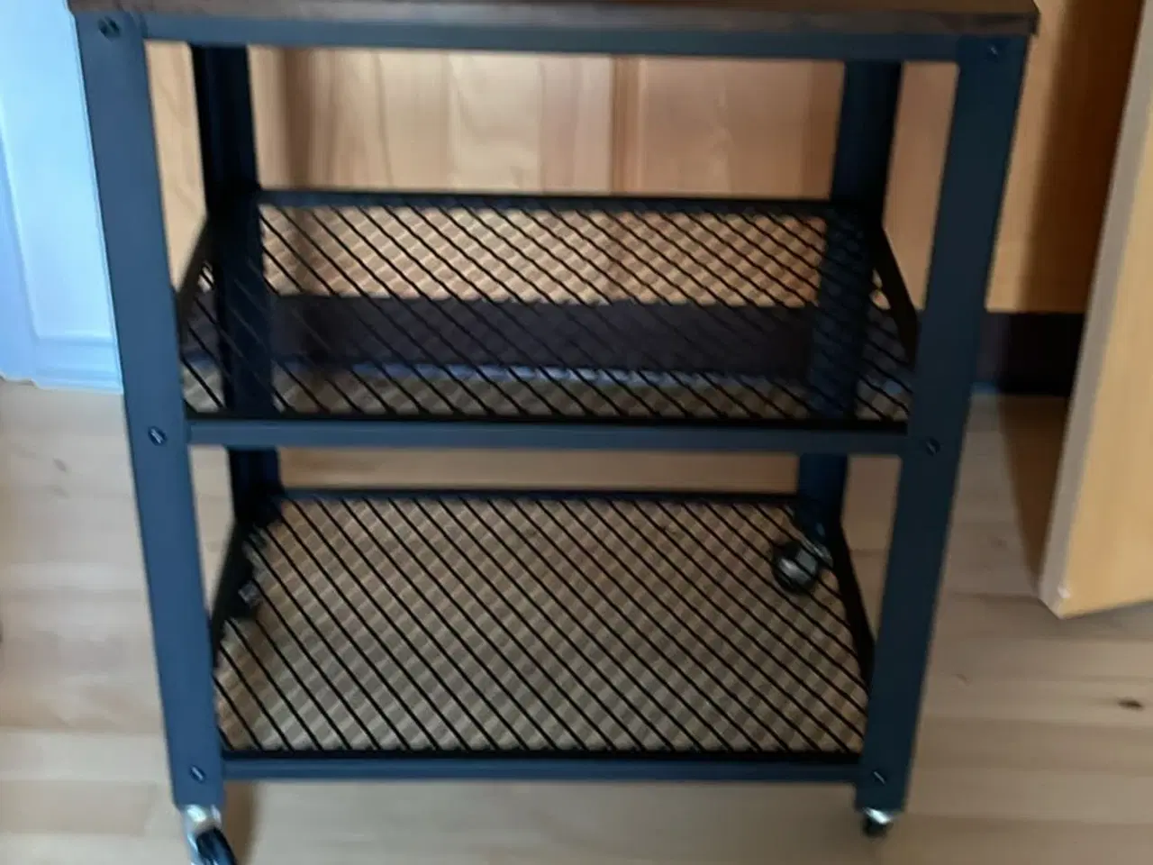 Billede 2 - Rullebord med træplade+2hylder