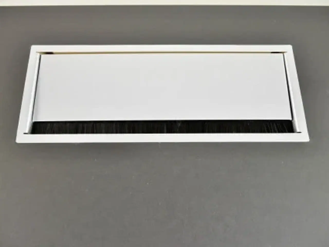 Billede 5 - Duba b8 hæve-/sænkebord med sort linoleum og mavebue, 200 cm.