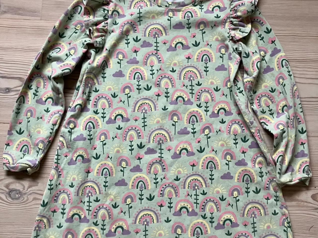 Billede 2 - Lysegrøn kjole med 🌈🌈 og blonde på ærmet, 5 år