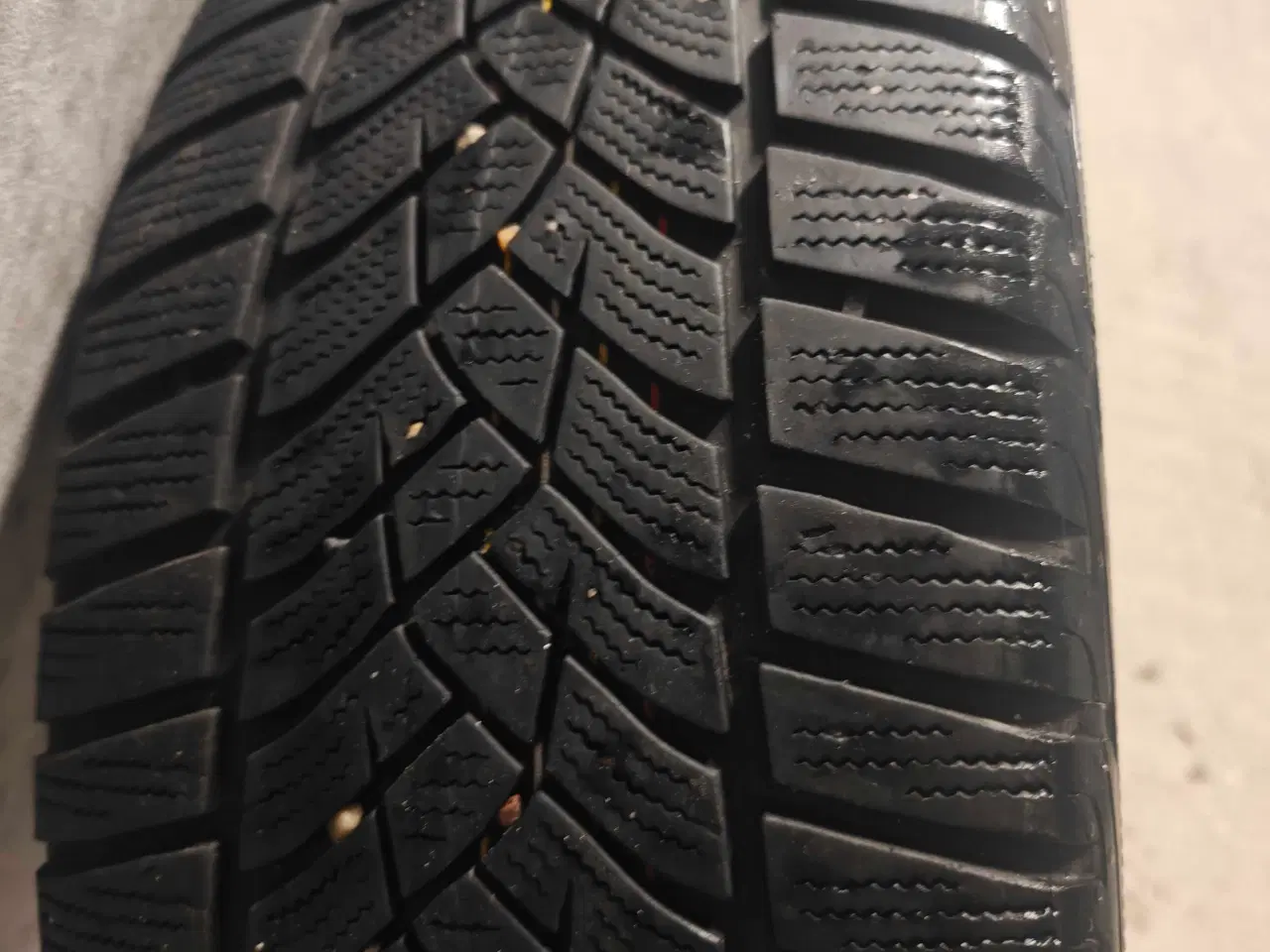 Billede 4 - 4 stk Vinterdæk 225/50R17 – Goodyear – God stand