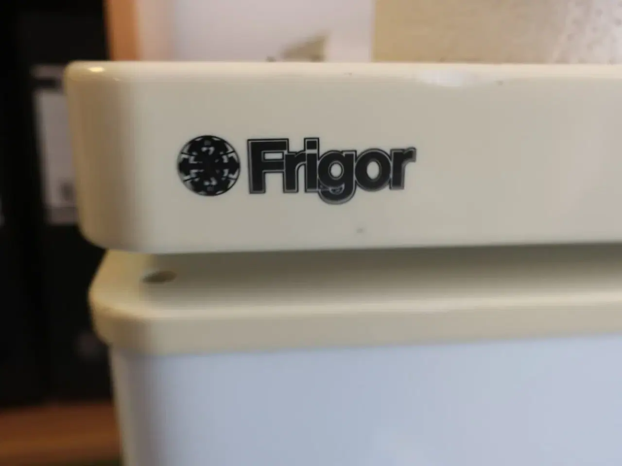 Billede 3 - Køle-/fryseskab FRIGOR samt sofa