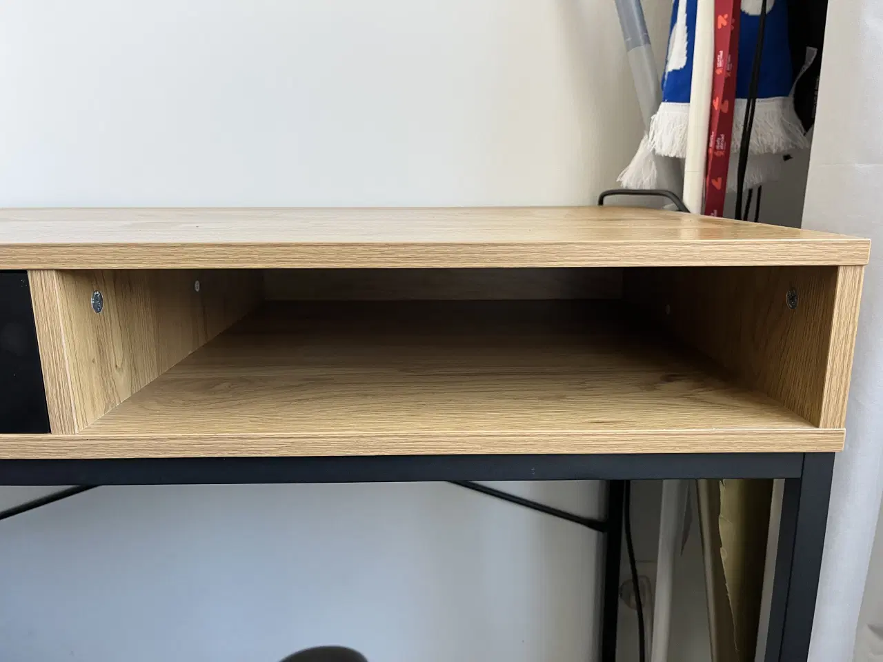 Billede 2 - JYSK TRAPPEDAL Desk (48x95 cm) – Oak/Black