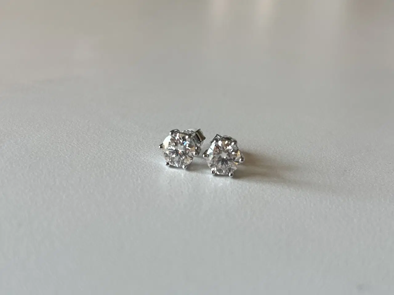 Billede 2 - Diamantslebet moissanite øreringe 1 ct 