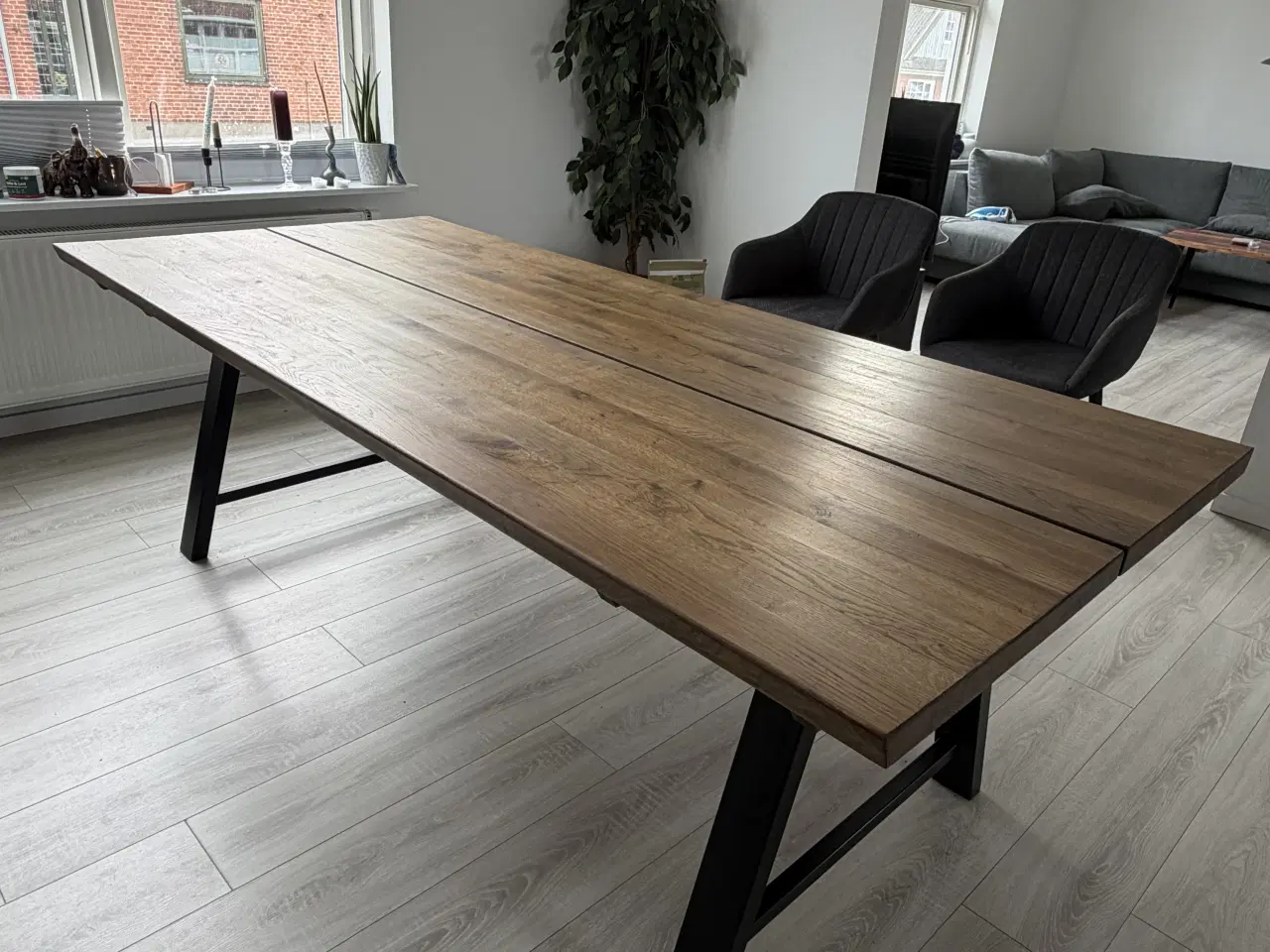 Billede 3 - Stort spisebord i træ med sorte ben