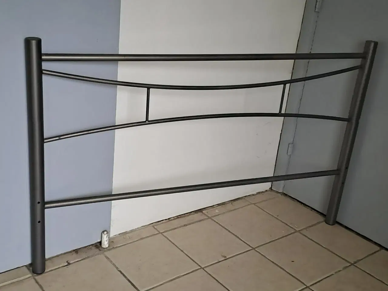 Billede 1 - Sengeramme i gråt metal