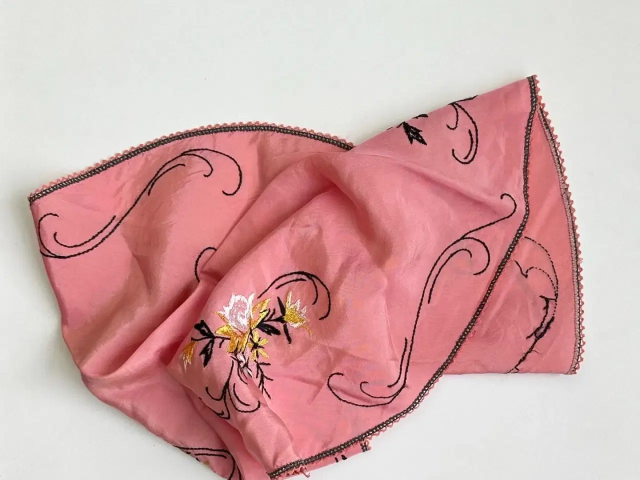 Billede 3 - Rund minidug, rosa m sort broderi