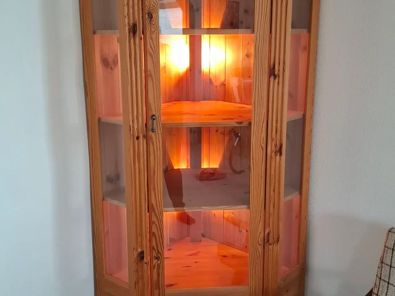 Billede 2 - Flot hjørneskab i fyrtræ.