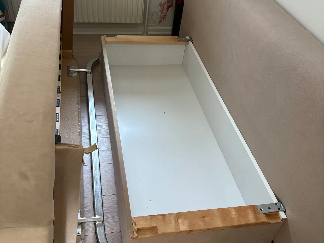 Billede 3 - Sovesofa beigefarvet m magasin