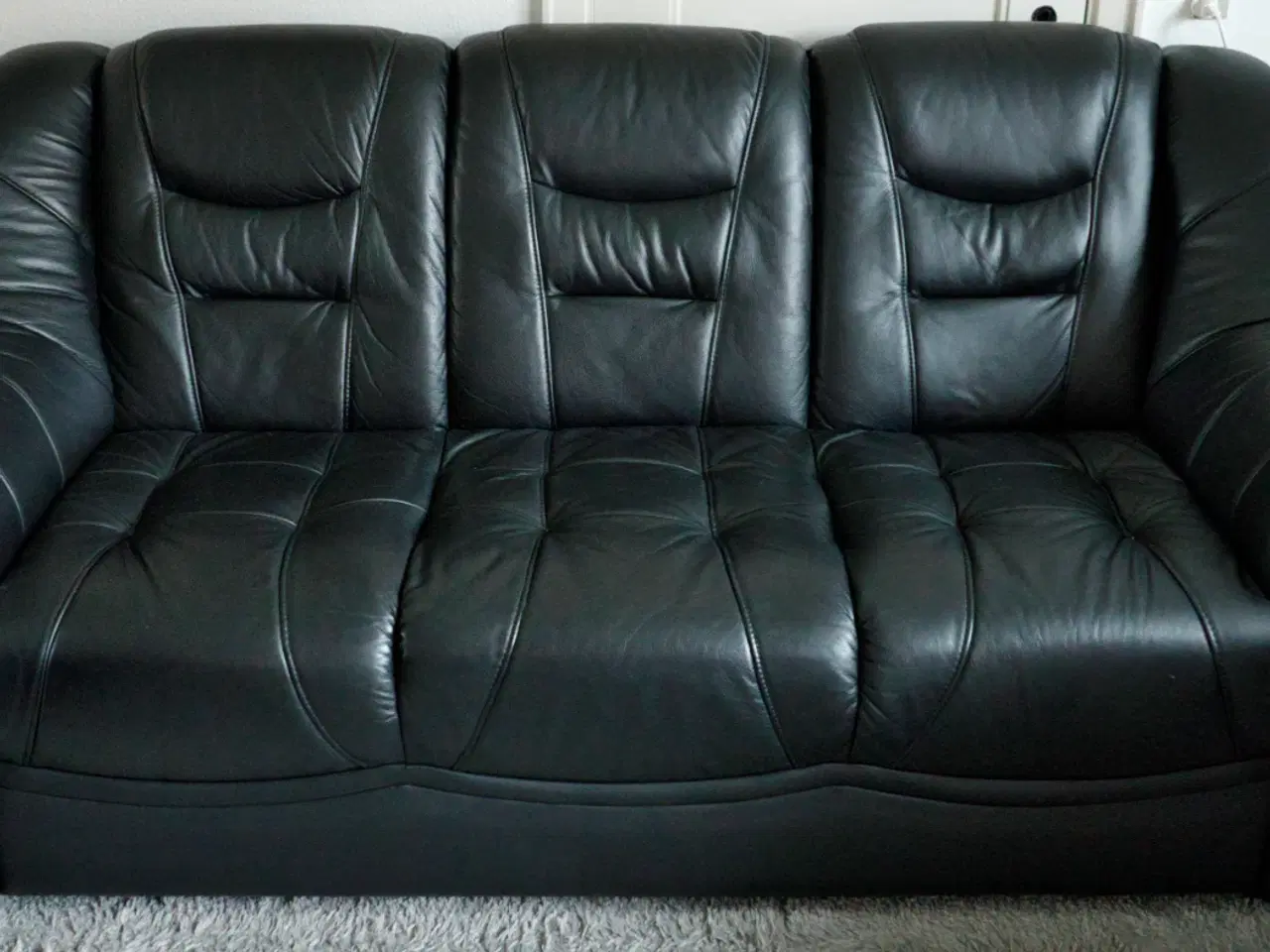 Billede 1 - Madison 3 personers sofa i sort okselæder