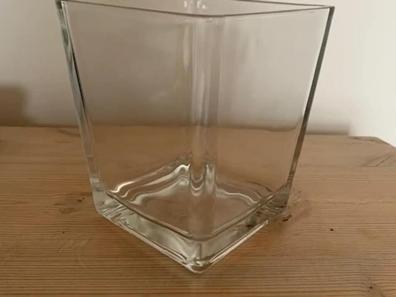 Billede 1 - Firkantet vase i kraftigt glas, 14 x 14 x 17 cm.