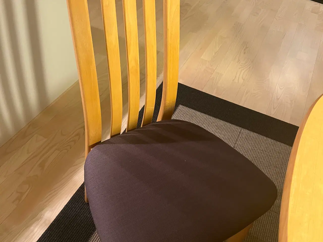 Billede 2 - Spisebord med 2 plader og 6 stole lakeret bøg