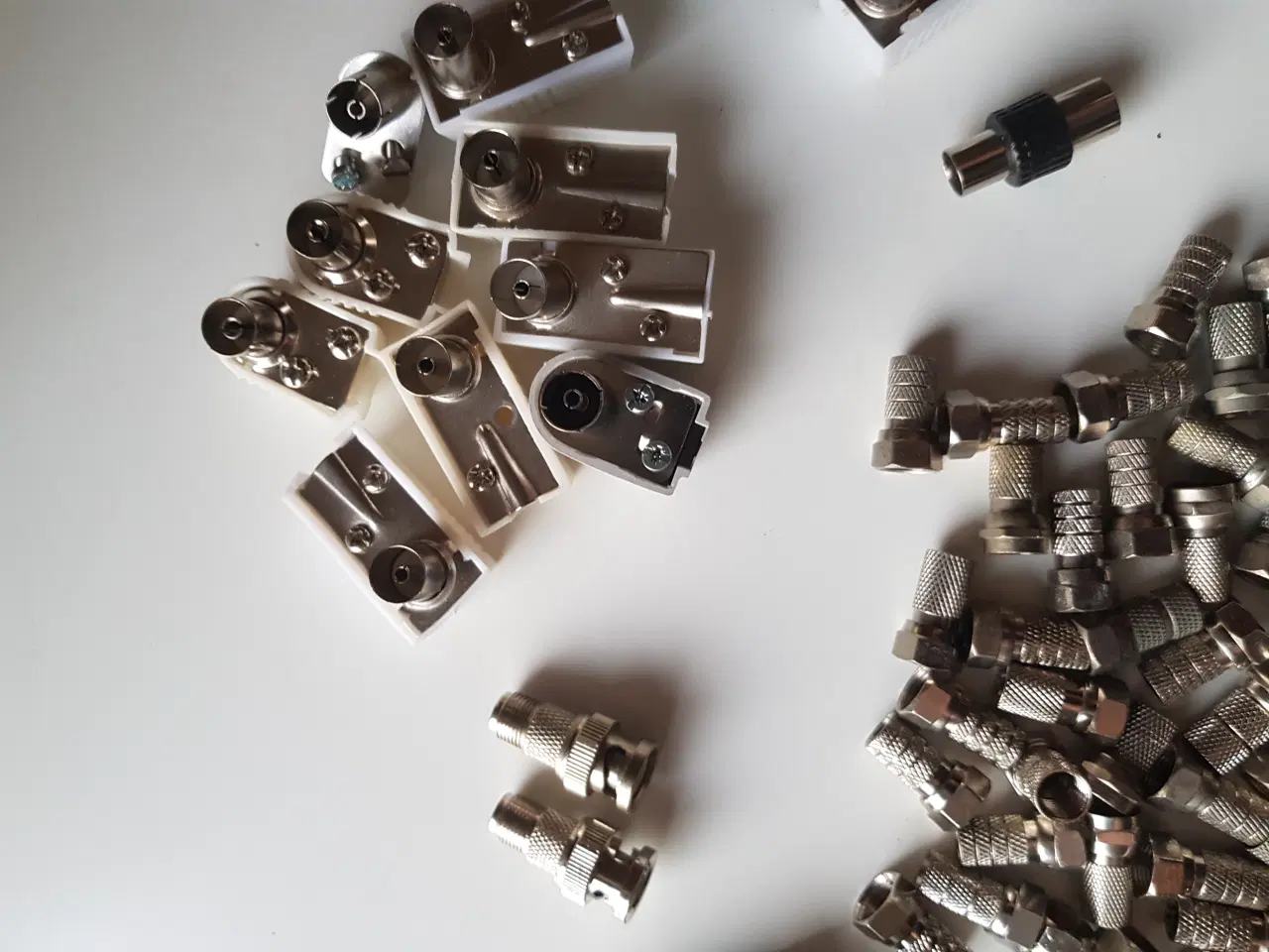 Billede 7 - Antenne stik , F stik , Omformere , Samle led o.a.