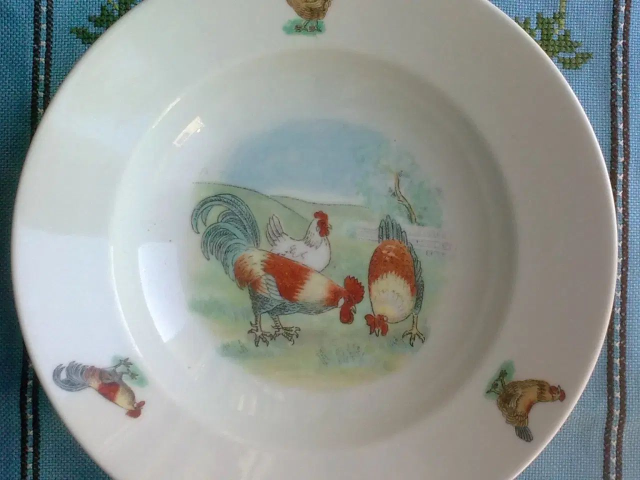 Billede 2 - Børnetallerken x 2 RETRO håndmalet m høns o.a.