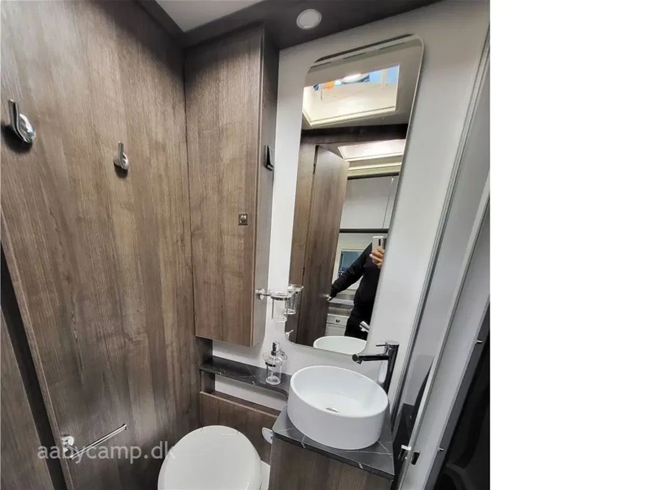 Billede 17 - 2025 - Benimar Tessoro 444   Rummelig top udstyret Camper