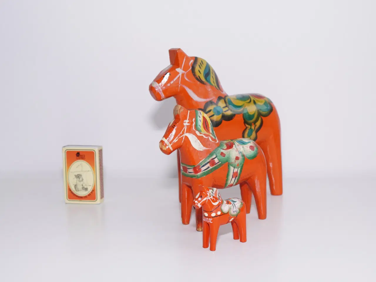 Billede 1 - 3 Dalarheste håndskåret i træ og håndmalet