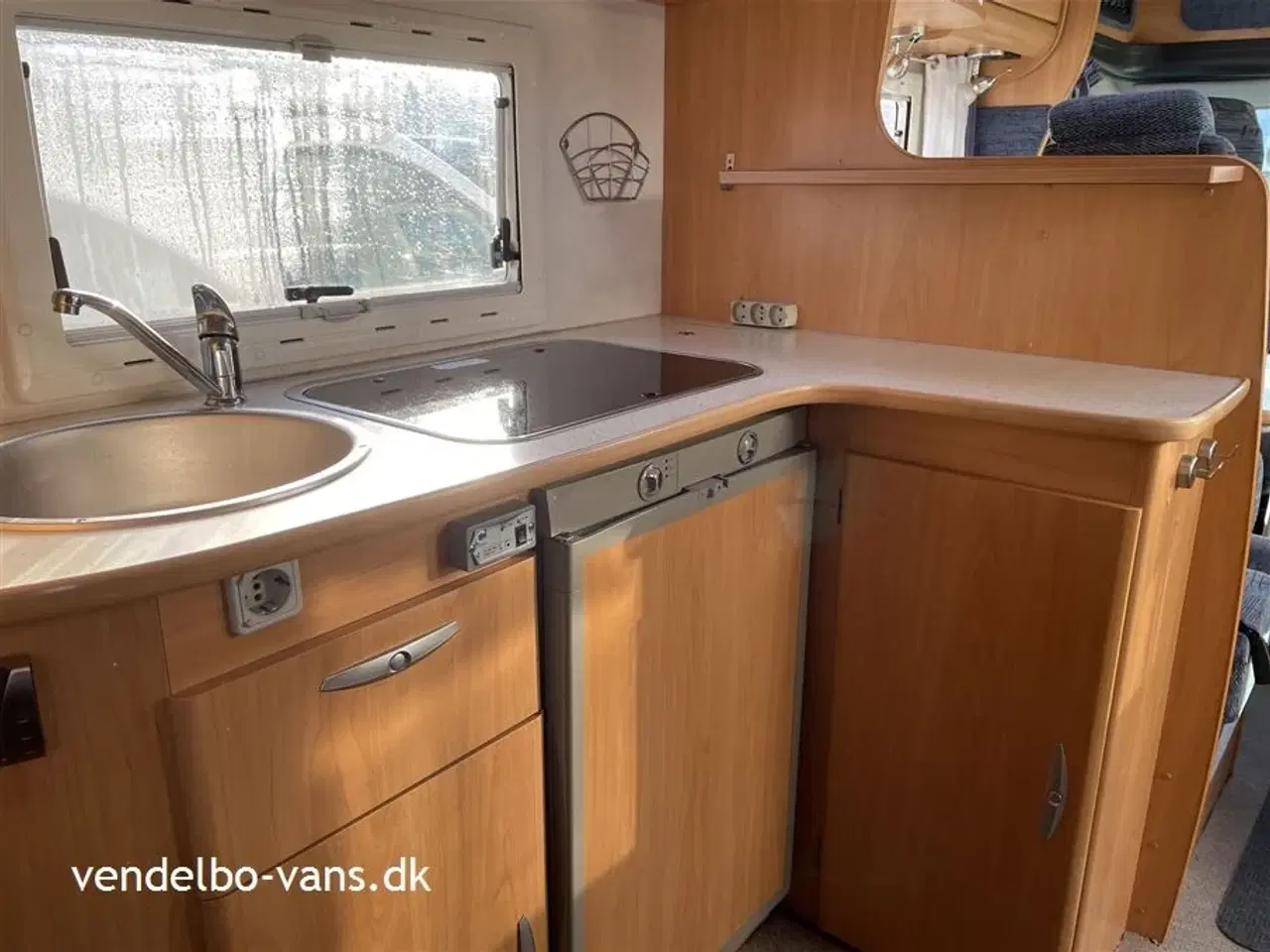 Billede 4 - 2005 - Chausson Welcome 85   Delintegreret autocamper med en populær indretning