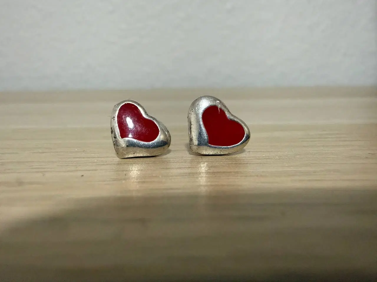 Billede 1 - Søde små hjerte-øreclips i rød og sølv