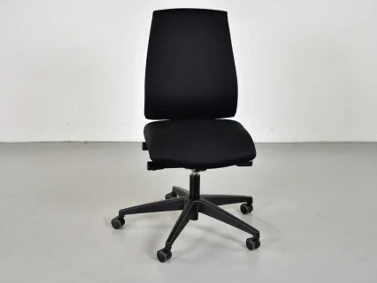Billede 1 - Sort interstuhl kontorstol med høj ryg