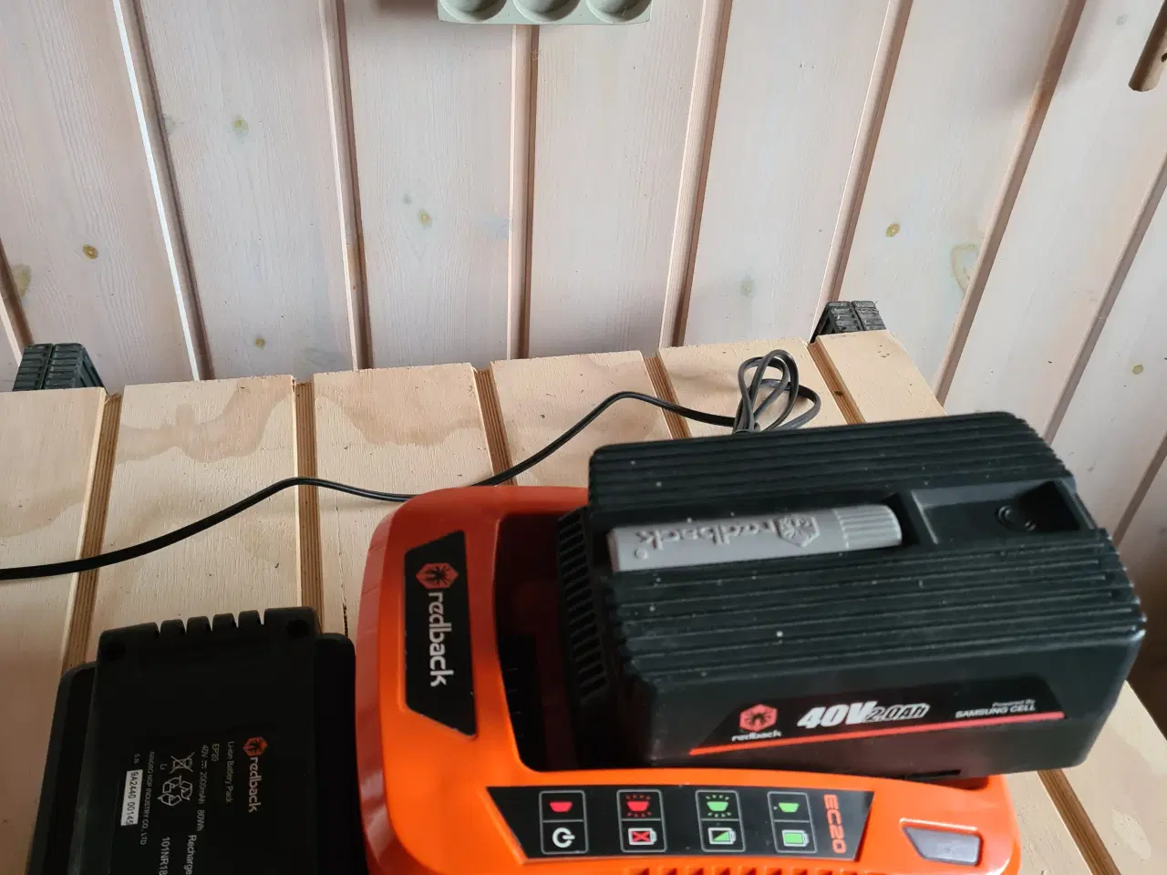 Billede 2 - Redback batteri 2 stk + oplader 