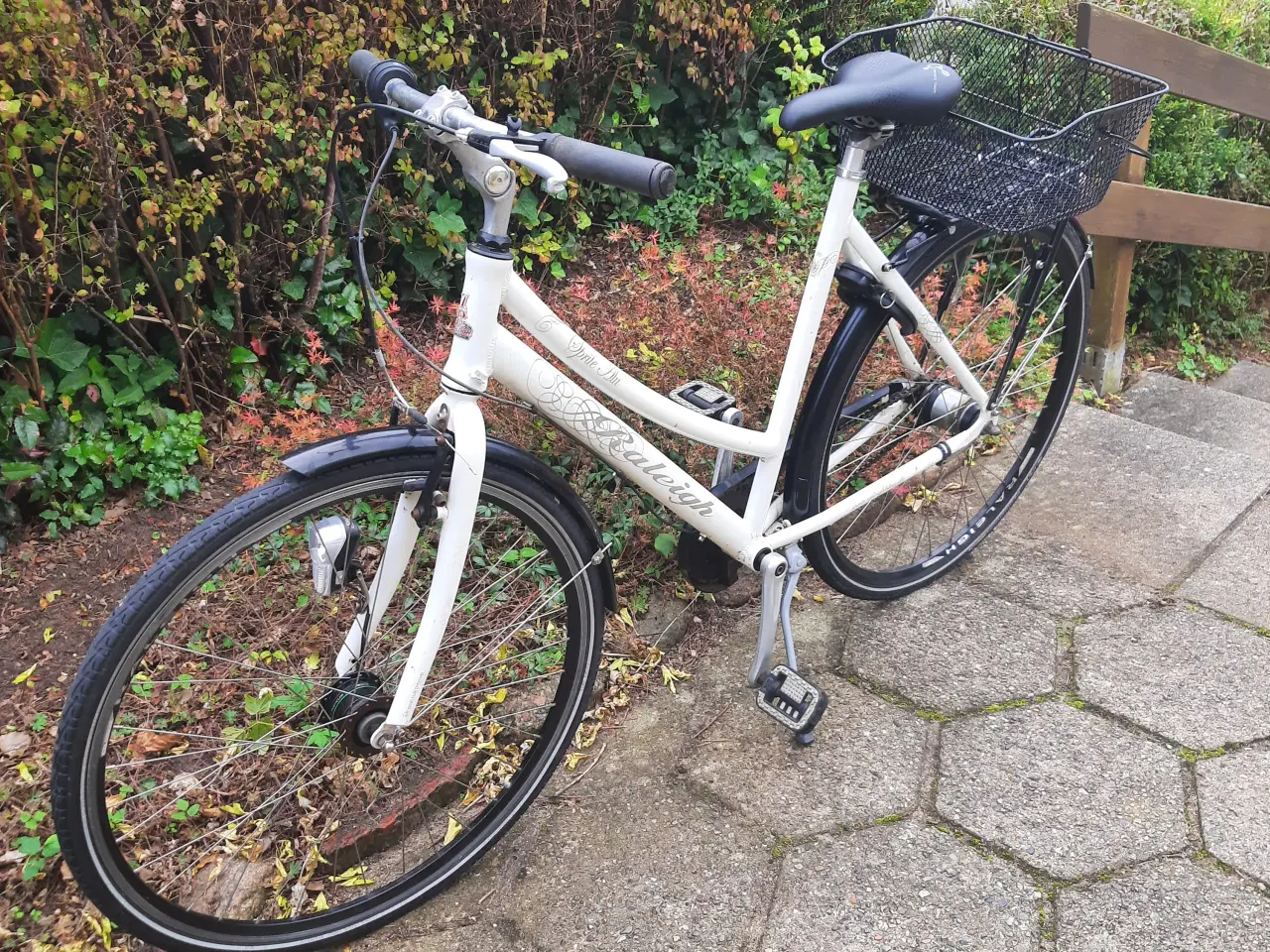 Billede 1 - Damecykel Raleigh, hvid med 7 indvendige gear.