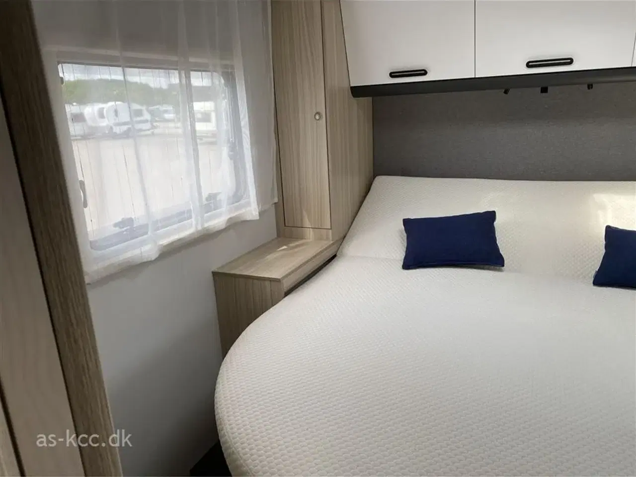 Billede 15 - 2021 - Sun Living S 75 SC   Sun Living S 75 SC autocamper med fritstående dobbeltseng.