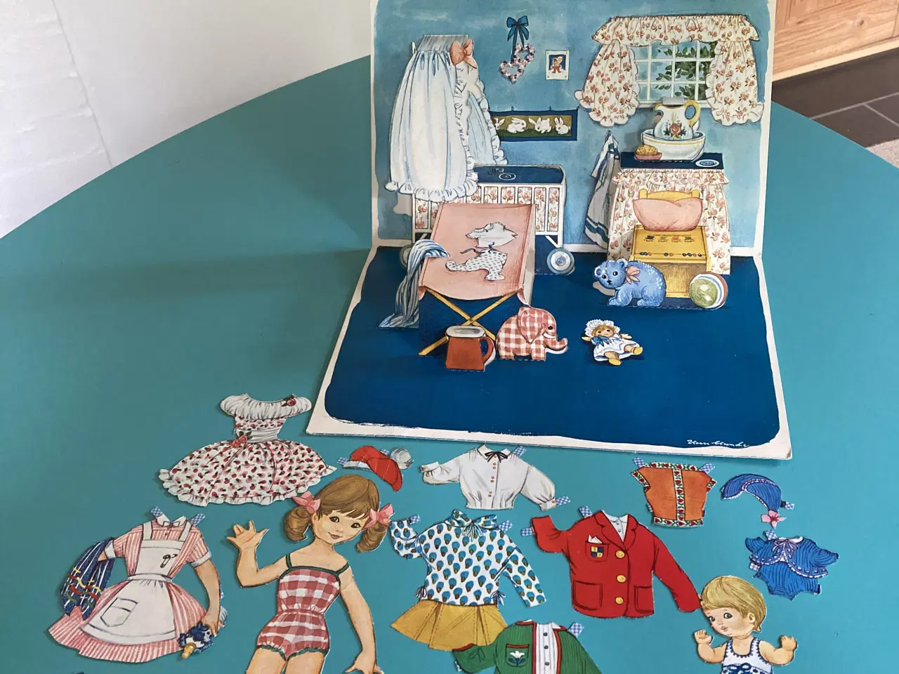 Billede 1 - Forskellige påklædningsdukkesæt fra 1980’erne