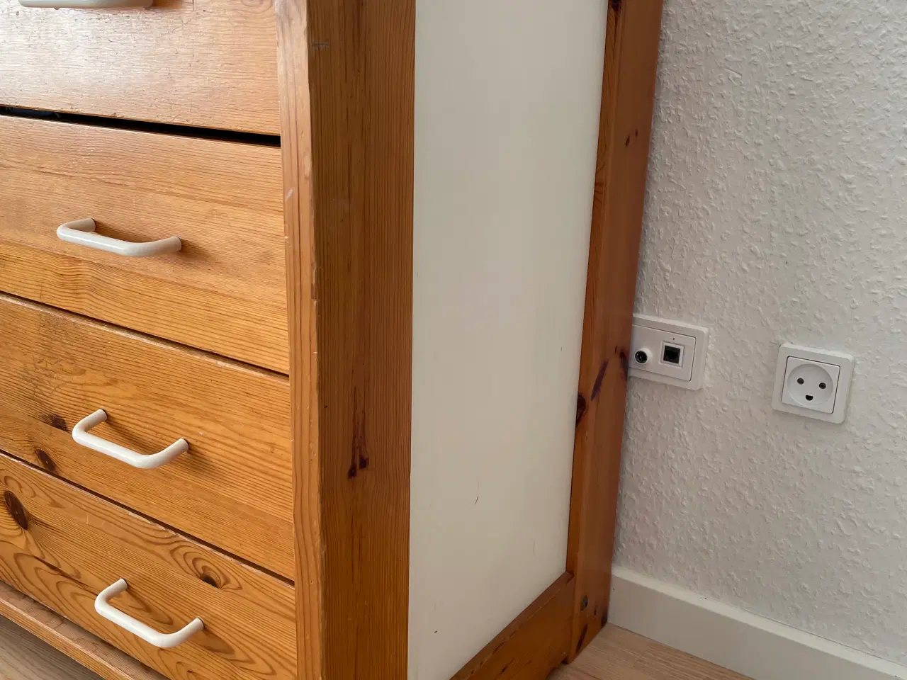 Billede 2 - Kommode af massivt fyrretræ