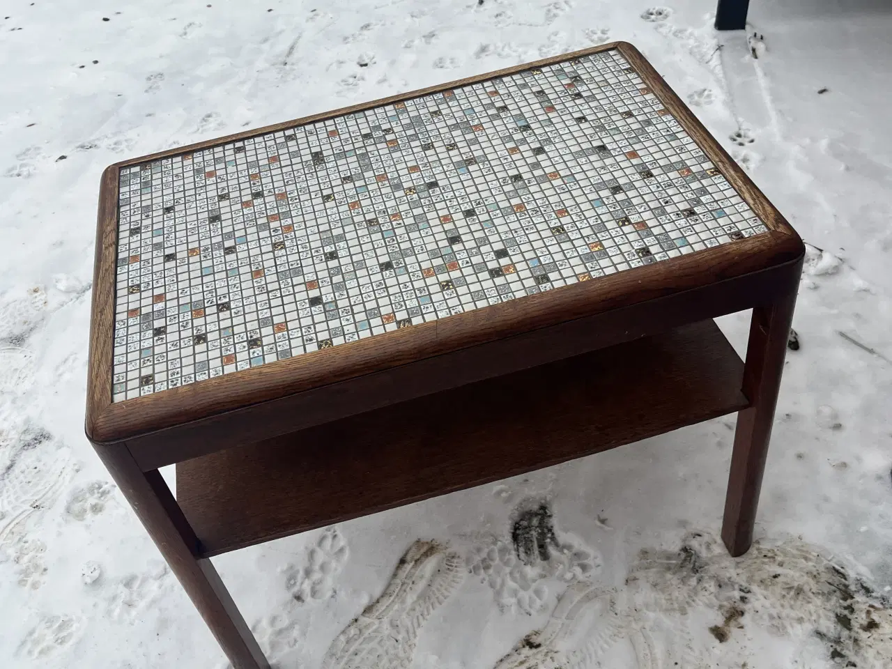 Billede 1 - Hjørne bord med mosaik prikker 