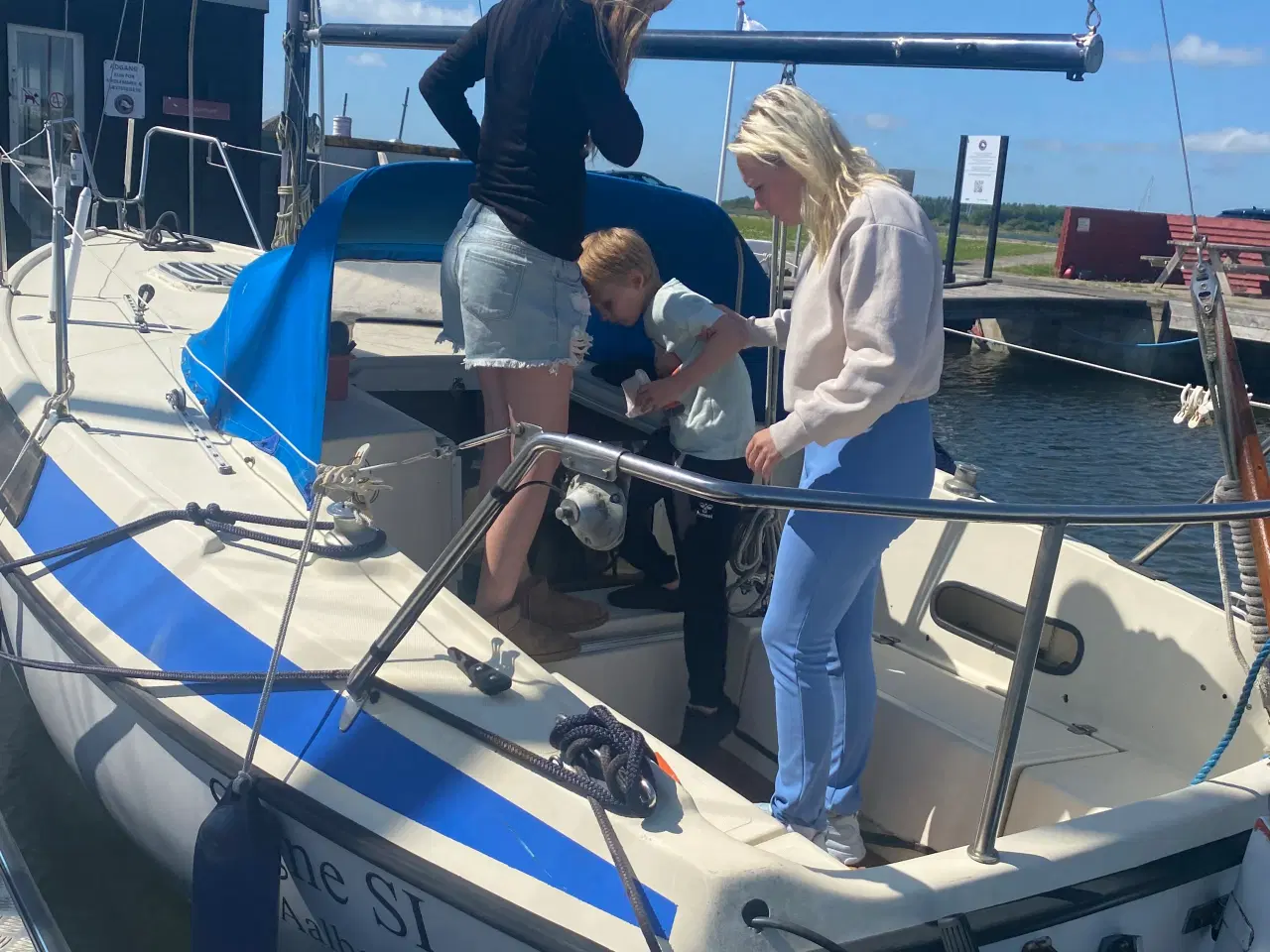 Billede 5 - Sejlbåd motor og havnepladsen 