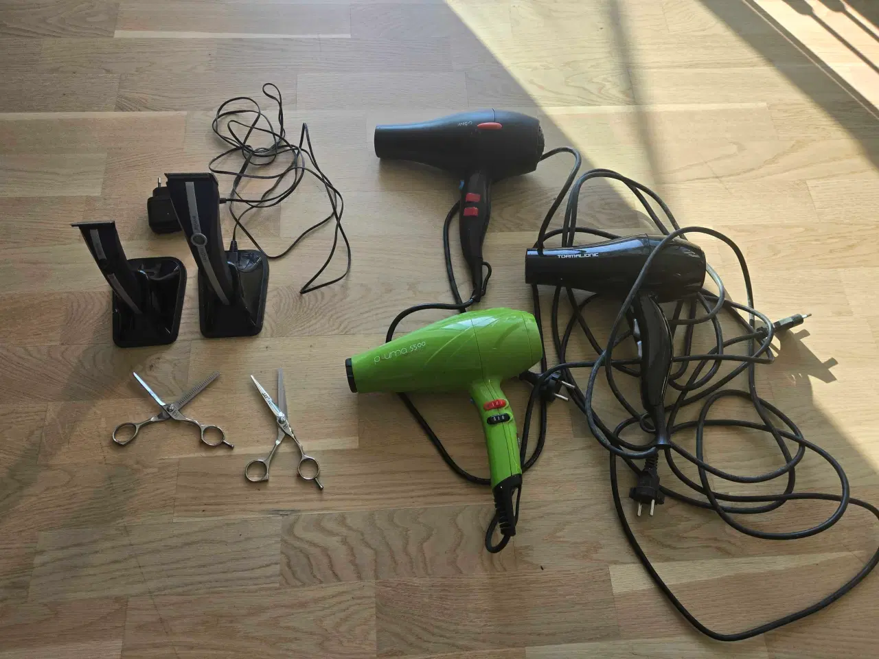 Billede 1 - Lækre frisørartikler. Hårtørrer, hårtrimmere, saks