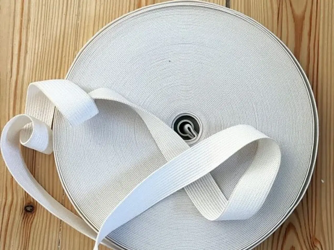 Billede 1 - Hel rulle med god elastik. 2 cm bred.