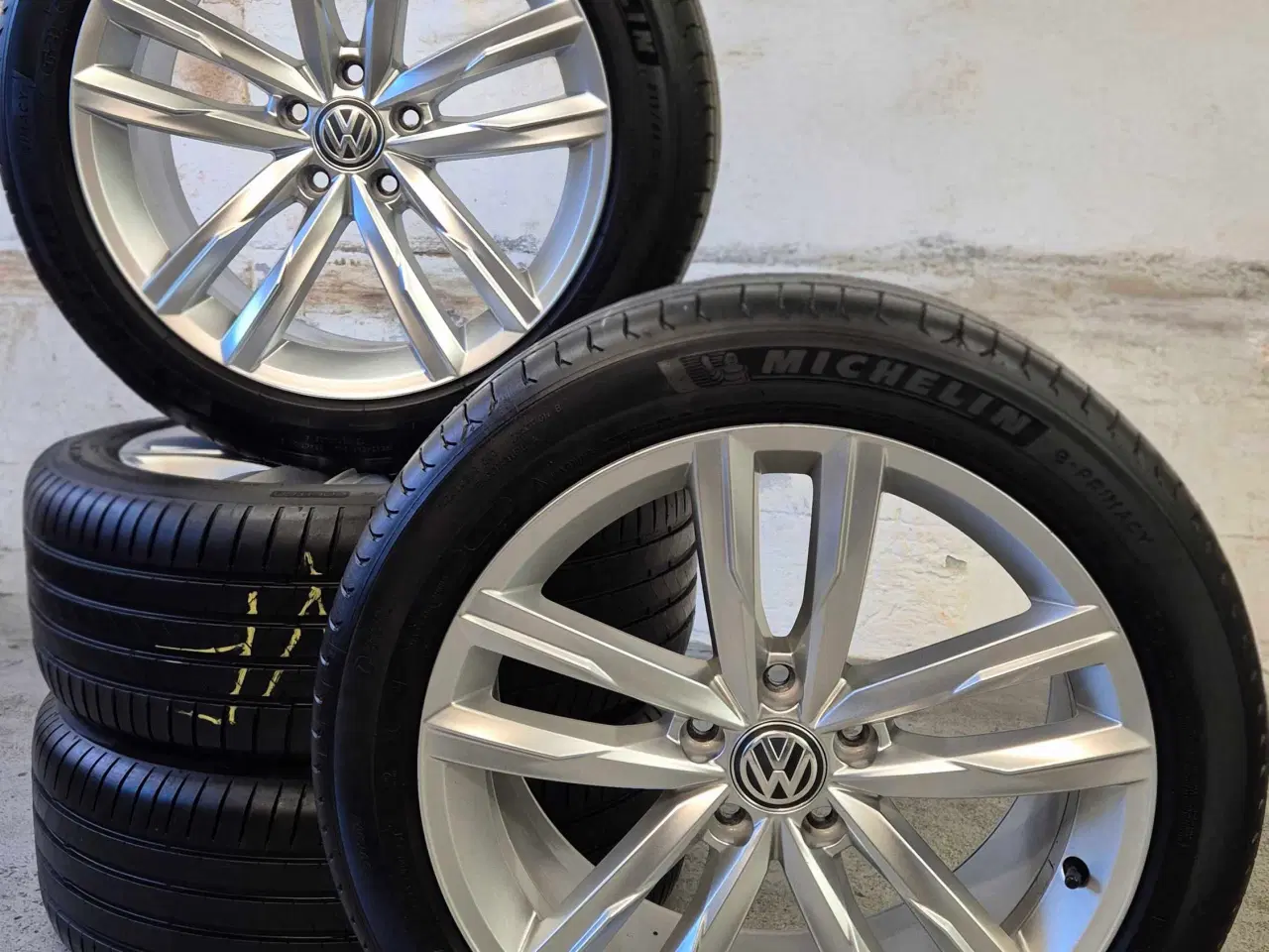 Billede 2 - VW "DARTFORD" ORIGINAL ALUFÆLGE MED NYE SOMMERDÆK 